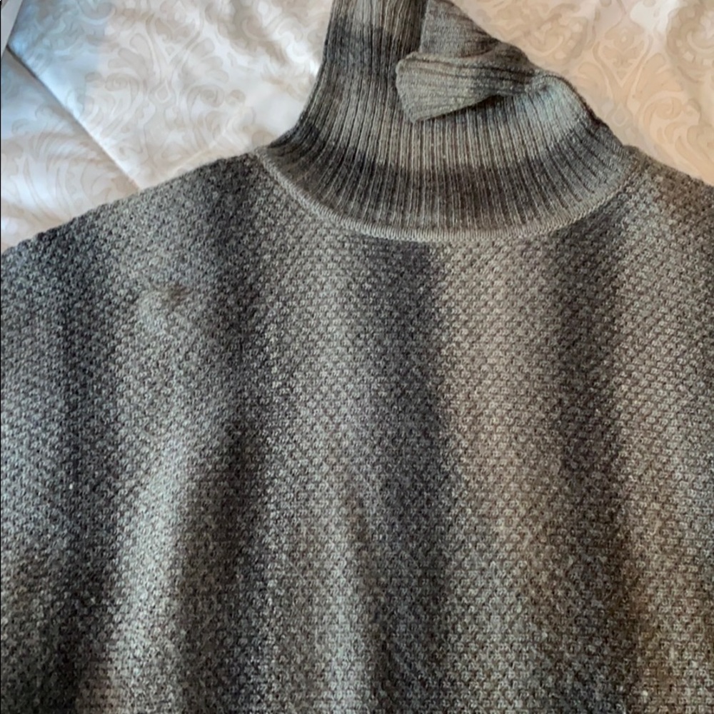 Gray short sleeve sweater  excellent condition